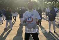 Ratusan lansia senam pagi bersama dengan Armuji di lapangan Manukan, Surabaya