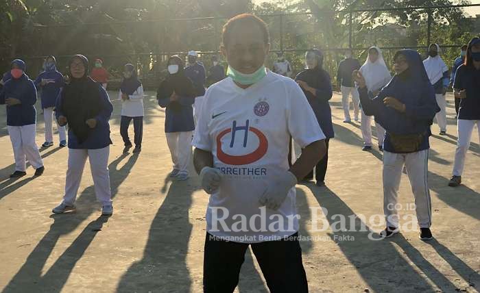 Ratusan lansia senam pagi bersama dengan Armuji di lapangan Manukan, Surabaya