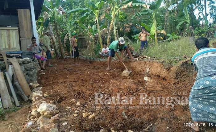 Warga Dusun Somangkaan, Kerja Bakti Membuat Jalan Tembus Antar Dusun di Desa Karduluk, Pragaan  Sumenep Jawa Timur