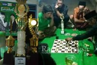 (Kanan) Trophy Juara Turnamen Catur Kompak Cup 2020 Arjasa Sumenep. (Kiri) Rahwinda  VS  Moh. Khalik, Saat Bertanding Memperebutkan Juara Turnamen Catur Kompak Cup 2020