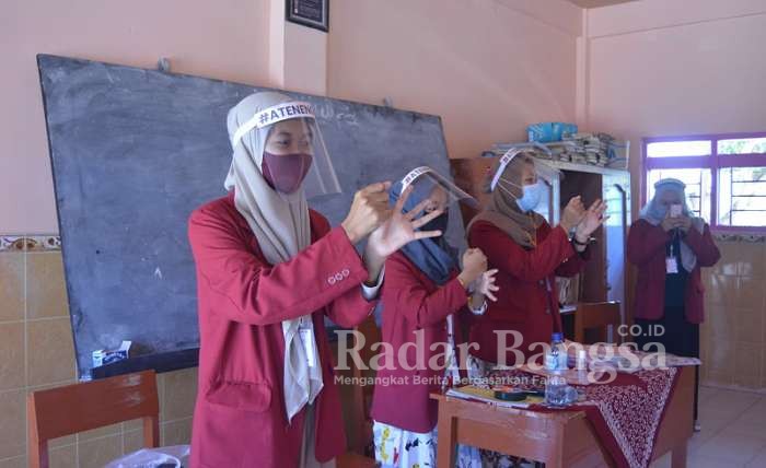 Sosialisasi Bahaya Covid-19 oleh Mahasiswa PPM UMM di MTs/MA Mambaul Ulum Desa Gulbung Kecamatan Pengarengan Sampang