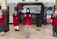 TIM PMM UMM foto bersama bidan polindes dan staff