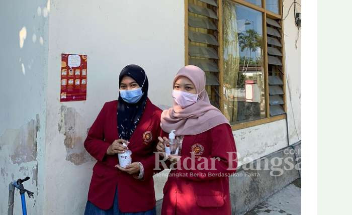 Tim PMM UMM membagikan handsoap ke beberapa masjid