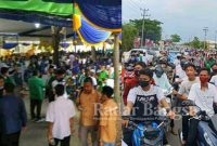 Ribuan massa dari relawan dan pendukung pasangan bakal calon Bupati dan Wakil Bupati, Panca Wijaya Akbar Mawardi – Ardani memenuhi jalan utama di areal Kantor Komisi Pemilihan Umum Ogan Ilir