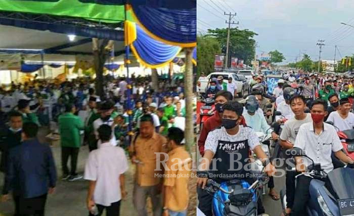 Ribuan massa dari relawan dan pendukung pasangan bakal calon Bupati dan Wakil Bupati, Panca Wijaya Akbar Mawardi – Ardani memenuhi jalan utama di areal Kantor Komisi Pemilihan Umum Ogan Ilir