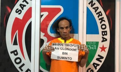 Tersangka AG saat diamankan di Satreskoba Polres Lamongan bersama barang bukti nya.(IST)