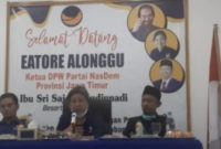 Tengah : Sri Sajekti Sudjunadi 'Bunda Jeanet' Ketua DPW NasDem Provinsi Jawa Timur Didampingi Oleh Moh. Hosni Ketua dan Akis Jasuli Sekretaris DPD NasDem Sumenep. [IST]