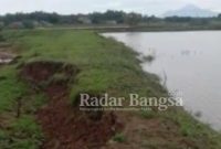 Kondisi tanggul waduk Mojomanis yang kritis rawan ambrol, Jumat (15/01/2021) [IST]