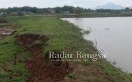 Kondisi tanggul waduk Mojomanis yang kritis rawan ambrol, Jumat (15/01/2021) [IST]