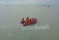 Tim Basarnas Jawa Timur Melakukan Pencarian Korban Hilang Tenggelam Di Perairan Pulau Giligenting Kecamatan Giligenting Kabupaten Sumenep Jawa Timur. [IST]