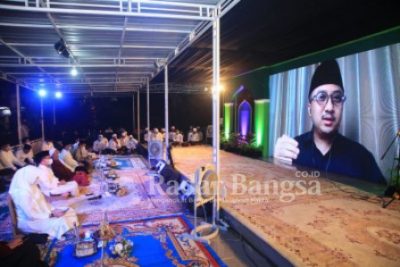 Pemkab Banyuwangi Refleksi tahun ini digelar sederhana di Masjid Babussalam Kantor Bupati Banyuwangi, Kamis malam (31/12/2020). [KMF]
