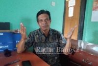 Kepala desa Naringgul, Kecamatan Naringgul, Kabupaten Cianjur, Provinsi Jawa Barat, Amar Suherlan saat menceritakan profil desa Naringgul dengan segala potensi yang dimilikinya [NST]