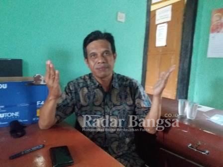 Kepala desa Naringgul, Kecamatan Naringgul, Kabupaten Cianjur, Provinsi Jawa Barat, Amar Suherlan saat menceritakan profil desa Naringgul dengan segala potensi yang dimilikinya [NST]