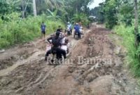 Kondisi jalan kabupaten penghubung desa Margasari rusak berat.[NST]