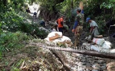 Kepala desa Cinerang Kecamatan Naringgul Kabupaten Cianjur Wandi pada saat kerja bakti infrastruktur jalan bersama 40 orang warga setempat. [NST]