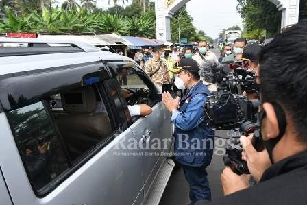 Plt. Bupati Cianjur Herman Suherman sedang memberikan arahan kepada pengendara agar lakukan dan indahkan protokol kesehatan [IST]