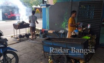 Moh Syamsul Arifin (kaos orange) pemilik warung Degan Tenda Biru jalan Rajawali Sampang [IST]