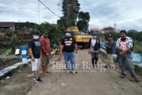 Dinas PUPR Kota Batu, melakukan pekerjaan pengerukan atau pendalaman sungai Paron, dusun Beru Bumiaji, yang kondisinya sendimentasi makin mengkawatirkan terjadi banjir terus menerus si wilayah Dusun Beru Bumiaji. [WN]