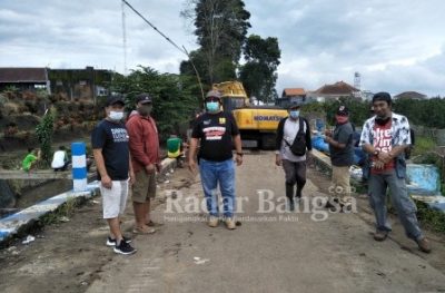 Dinas PUPR Kota Batu, melakukan pekerjaan pengerukan atau pendalaman sungai Paron, dusun Beru Bumiaji, yang kondisinya sendimentasi makin mengkawatirkan terjadi banjir terus menerus si wilayah Dusun Beru Bumiaji. [WN]