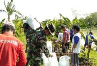 Anggota TNI-Polri bersama warga Desa Made Gotong royong Benai tanggul jebol [IST]