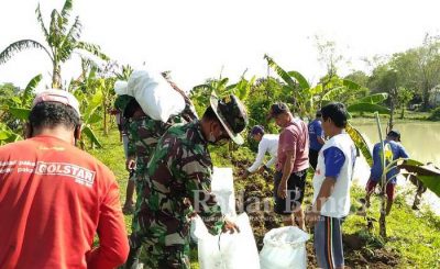 Anggota TNI-Polri bersama warga Desa Made Gotong royong Benai tanggul jebol [IST]