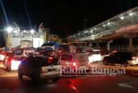 Antrian panjang penumpang yang menyebrang di pelabuhan Bakauheni. [IST]