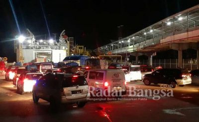 Antrian panjang penumpang yang menyebrang di pelabuhan Bakauheni. [IST]