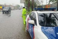 Anggota Satlantas Polres Pekalongan saat memantau lalu lintas di waktu hujan [IST]