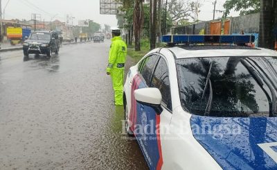 Anggota Satlantas Polres Pekalongan saat memantau lalu lintas di waktu hujan [IST]