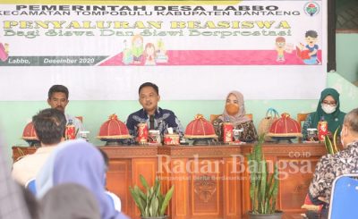 Bupati Bantaeng, DR Ilham Syah Azikin didampingi Ketua TP PKK Bantaeng, Sri Dewi Yanti menghadiri penyaluran beasiswa siswa. [HMS]