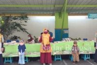 Siswi TKIT Nurul Hidayah Sampang ada di depan stand Bazar Buku Disarpus Sabtu (09/01/2021) [IST]