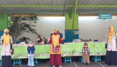 Siswi TKIT Nurul Hidayah Sampang ada di depan stand Bazar Buku Disarpus Sabtu (09/01/2021) [IST]