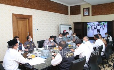 Bupati Fadeli menggelar rapat dengan memanggil perwakilan dari Balai Besar Wilayah Sungai Bengawan Solo (BBWS) dan tim teknis Pemprov Jatim