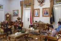 Plt. Bupati Cianjur H. Herman Suherman sedang menyampaikan sambutan atas kunjungan silaturrahim Kepala Bank BJB cabang Cianjur yang lama dengan kepala Bank yang baru.[IST]