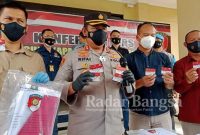 Polres Cianjur sedang menunjukkan bukti atas tindak pidana korupsi oleh seorang oknum pendamping Program Keluarga Harapan (PKH) di Desa Jayagiri, Kecamatan Sindangbarang terhadap 17 penerima bansos hingga mencapai lebih dari Rp107 juta. [IST]