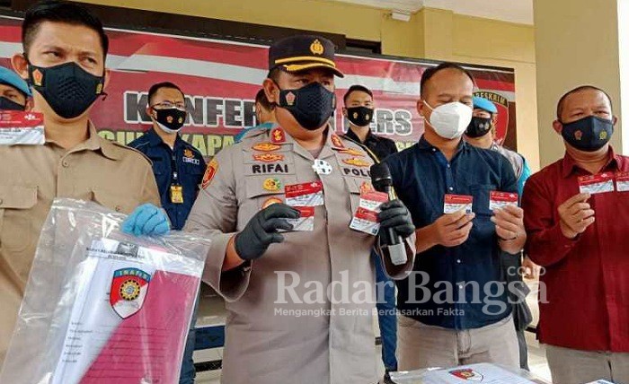 Polres Cianjur sedang menunjukkan bukti atas tindak pidana korupsi oleh seorang oknum pendamping Program Keluarga Harapan (PKH) di Desa Jayagiri, Kecamatan Sindangbarang terhadap 17 penerima bansos hingga mencapai lebih dari Rp107 juta. [IST]