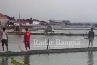 Dari Kejauhan Warga Desa Karanganyar Melihat Pusaran Angin Puting Beliung Menimpa Rumah Salahsatu Warga Desa Karanganyar Kecamatan Kalianget, Sumenep Jawa Timur. [IST]