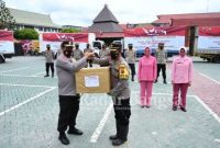 Bantuan dari Polda Jatim yang diterima langsung oleh Kapolda Kalsel Irjen Pol Drs. Rikwanto, S.H., M.Hum. [IST]
