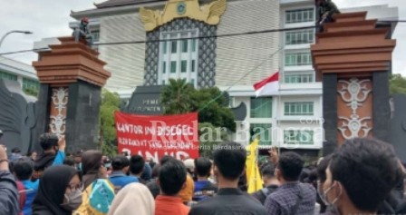 Aliansi mahasiswa yang tergabung dalam Pergerakan Mahasiswa Islam Indonesia (PMII) Lamongan turun jalan bersama masyarakat terdampak banjir menyuarakan suara rakyat ke gedung Pemkab [IPL]