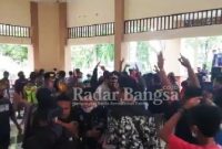 Suasana demo di Kantor Kecamatan Turi [ IST]