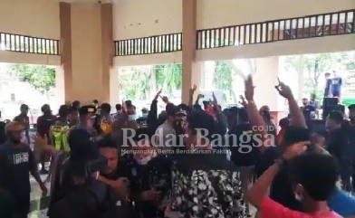 Suasana demo di Kantor Kecamatan Turi [ IST]