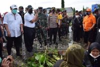 Bupati Lamongan H Fadeli Bersama Kapolres serta Dandim 0812 Lamongan, saat datangi lokasi banjir. [IST]