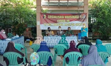 Koramil 0812/02 Deket, sosialisasi Vaksin Covid-19 di kantor desa Laladan kecamatan Deket Lamongan Jawa Timur, pada Jum'at, (15/01/2021). [IST]
