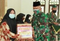 Dandim 0812 Lamongan Letkol Inf Sidik Wiyono, S.H., M.Tr.Han menggelar aksi kemanusiaan dengan memberi santunan kepada anak yatim-piatu di Masjid Al Arif Kodim 0812/Lamongan, Sabtu, (16/01/2021) [IST]