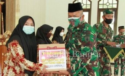 Dandim 0812 Lamongan Letkol Inf Sidik Wiyono, S.H., M.Tr.Han menggelar aksi kemanusiaan dengan memberi santunan kepada anak yatim-piatu di Masjid Al Arif Kodim 0812/Lamongan, Sabtu, (16/01/2021) [IST]