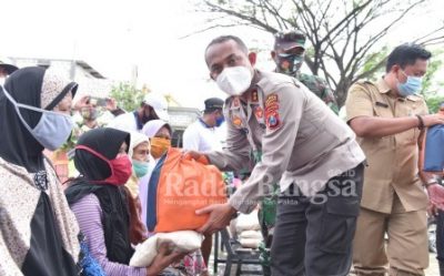 Kepala Kepolisian Resort Lamongan Ajun Komisaris Besar Polisi Miko Indrayana, S.I.K. memberikan bantuan sosial kepada warga terdampak banjir.  Minggu (17/01/2021) [IST]