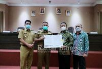 Bupati Lampung Selatan, H.Nanang Ermanto dan Direktur Utama PT. Bank Lampung, Presley Hutabarat . [KMF]