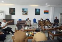 Bupati Lampung Selatan saat menggelar rapat terbatas dengan jajaranya di rumah dinas bupati setempat, Selasa sore (12/1/2021). [KMF]
