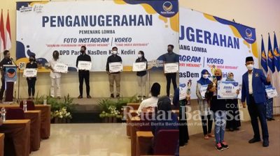 Ketua DPD Partai NasDem Kabupaten Kediri, Drs. H. Lutfi Mahmudiono menyerahkan hadiah Juara Lomba Lomba Foto Instagram dan Koreo