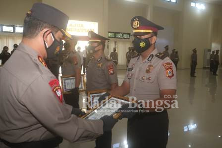 Kapolda Sulsel Irjen Pol. Drs. Merdisyam M.Si,  saat berikan penghargaan kepada anggota [IST]